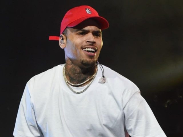 クリス・ブラウン、暴行罪でライブ直後に逮捕