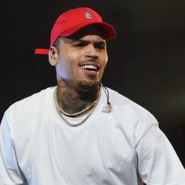クリス・ブラウン、暴行罪でライブ直後に逮捕