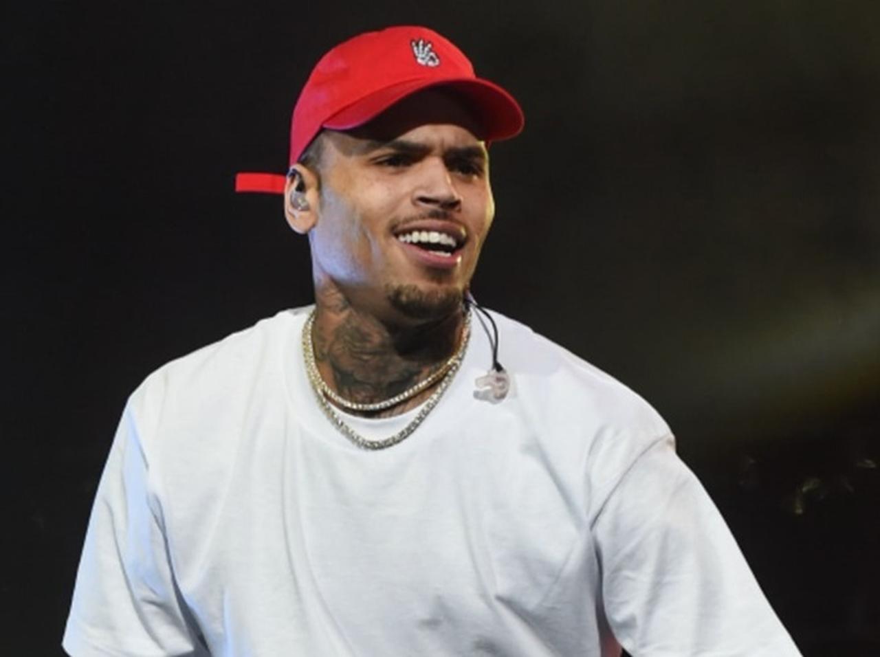 クリス・ブラウン、暴行罪でライブ直後に逮捕