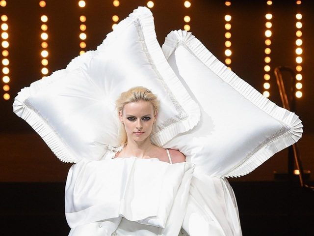 人気ブランド、ランウェイに現れたのは巨大マクラがついたモデル