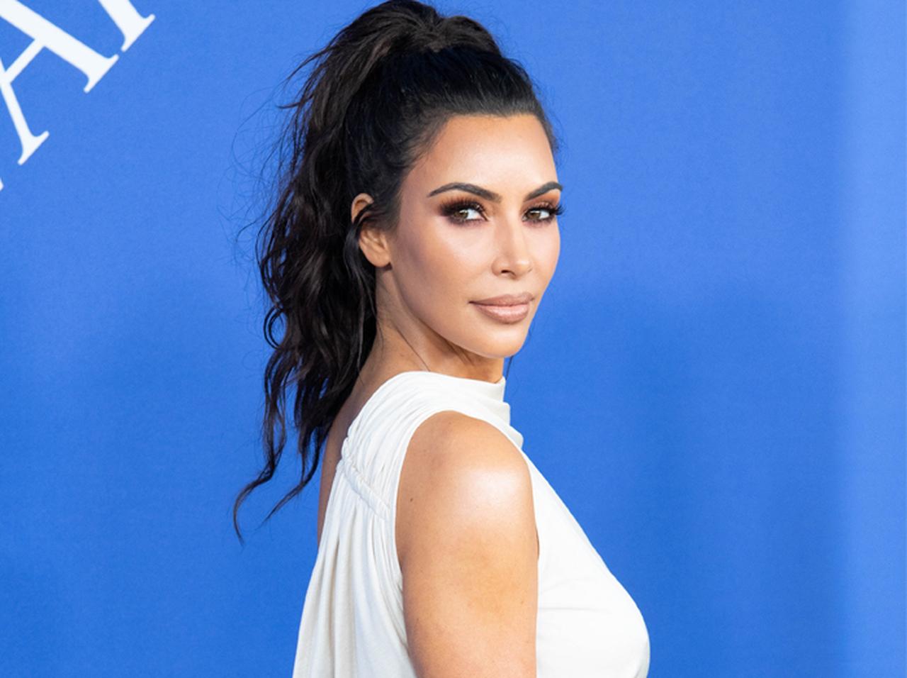 年収60億のキム・カーダシアンの財布がまるで「旅行中のお父さん」