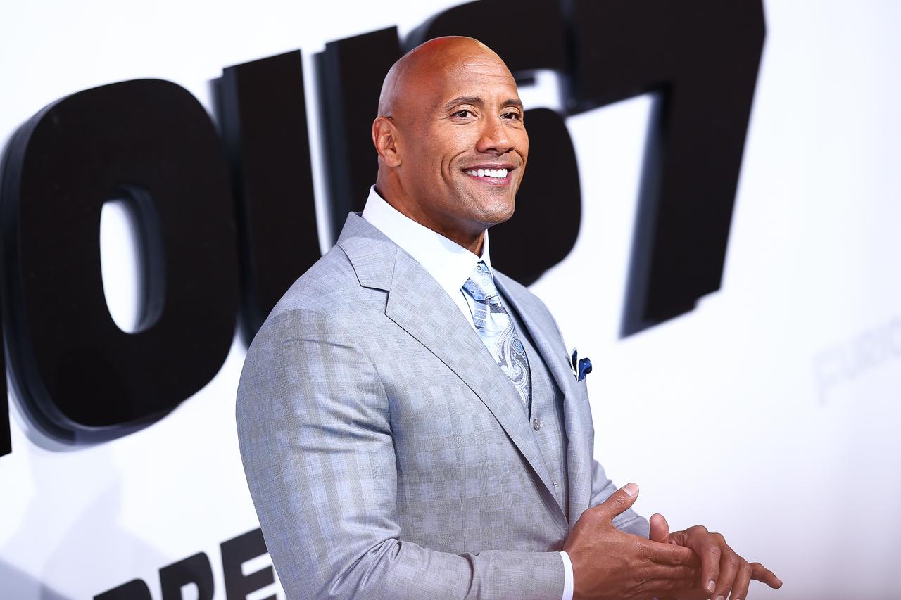 196センチ・118キロのドウェイン・ジョンソンが道を歩くと「この現象」起こる【写真アリ】