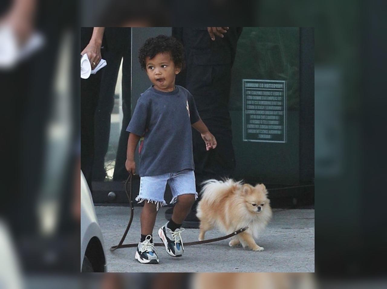 この可愛らしい少年、いったいどのセレブの子供でしょう？