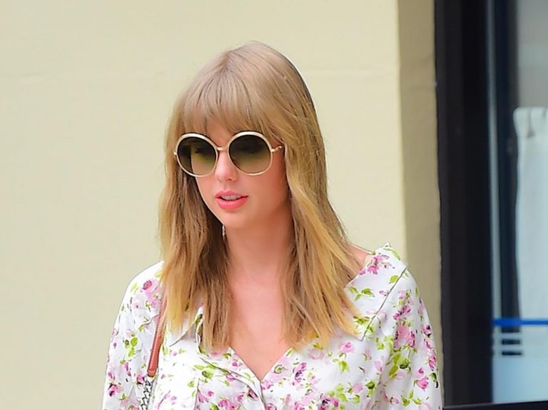 テイラー・スウィフト、美脚を活かしたサイハイブーツコーデを拝見