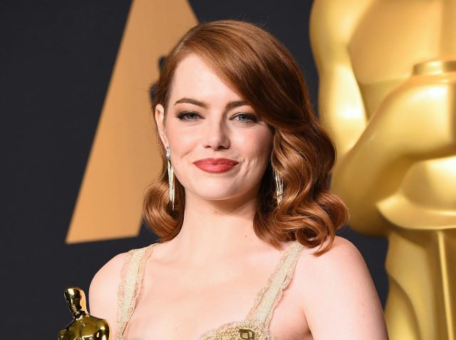 エマ・ストーン最新作『ザ・フェイヴァリット』予告編解禁