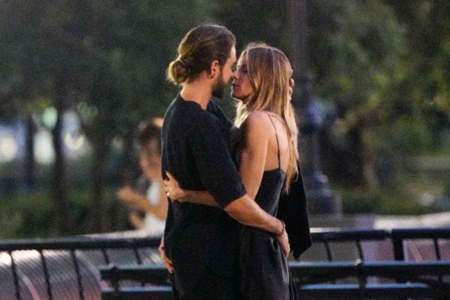 ハイディ・クルムと16歳年下美男子の「路上キス」が映画級にステキ