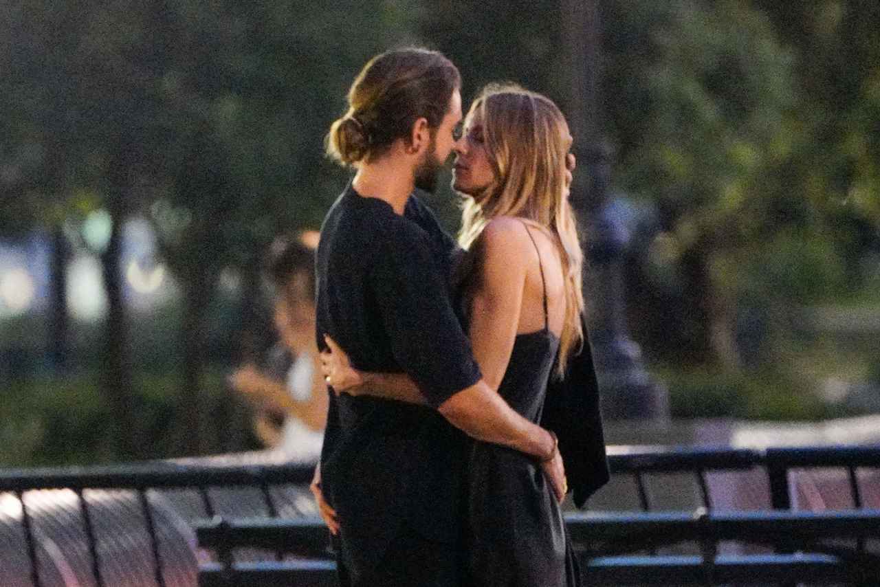 ハイディ・クルムと16歳年下美男子の「路上キス」が映画級にステキ