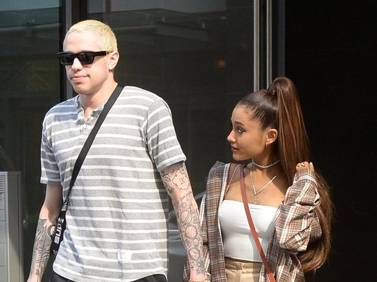 アリアナ・グランデ、婚約指輪の上に輝く新しいタトゥーとは?