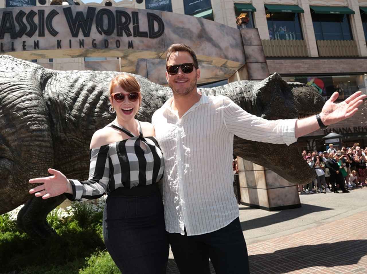 『ジュラシック・ワールド』主演2人が『ジュラシック・パーク』を60秒で説明