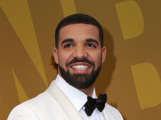 ドレイクの口があんぐり、アメを使ったマジックに驚き