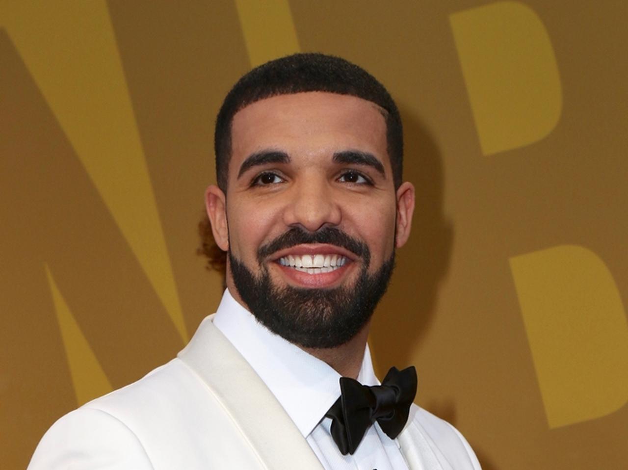 ドレイクの口があんぐり、アメを使ったマジックに驚き