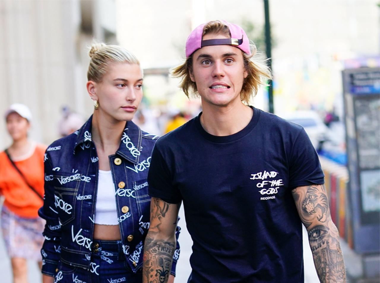 ジャスティン・ビーバー、恋人とのデートに「とんでもないもの」を履いて登場