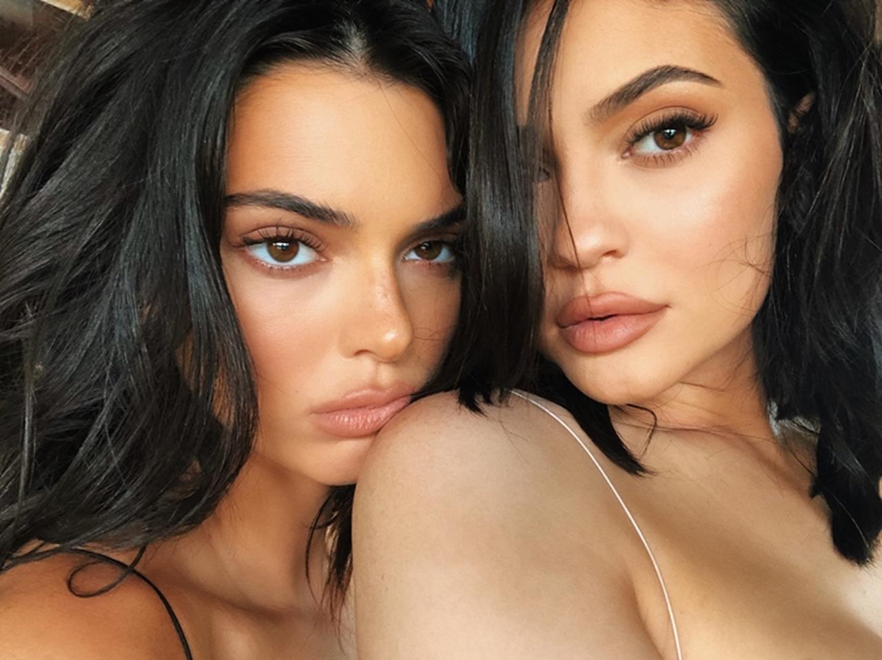 ケンダル&カイリー・ジェンナー姉妹、今昔のセルフィーが美しすぎて眩しい