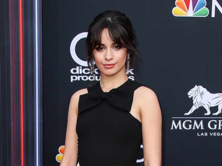 カミラ・カベロ、恋人との手つなぎデートには母親同伴