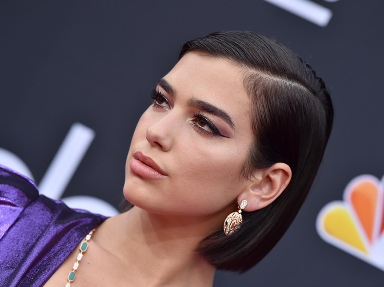 デュア・リパ、腹筋トレーニングが過酷すぎて男前