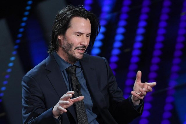 キアヌ・リーブス、飲んでいるお水まで「マジでいい人」