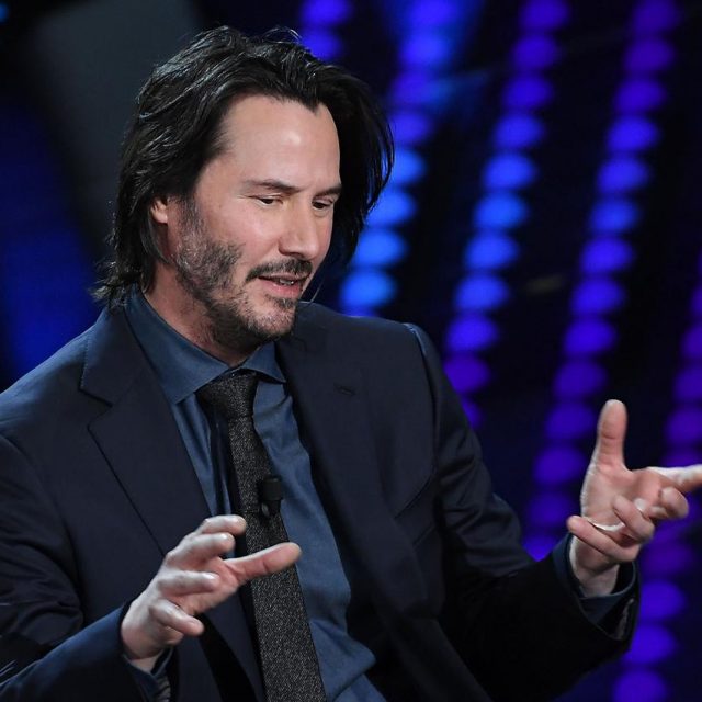 キアヌ・リーブス、飲んでいるお水まで「マジでいい人」