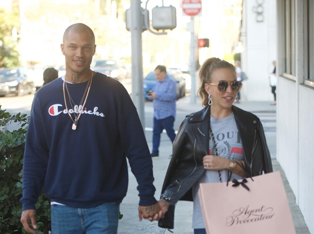 イケメンすぎる犯罪者、交際を反対していた義父とも意気投合しハイタッチ