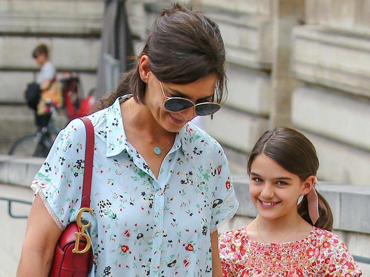 来日中のトム・クルーズ、娘のスリちゃんは母とおソロコーデで美術館デート