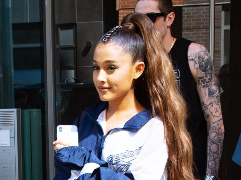 アリアナ・グランデ、定番の「キャットアイ」をネタにされて衝撃の事実明かす