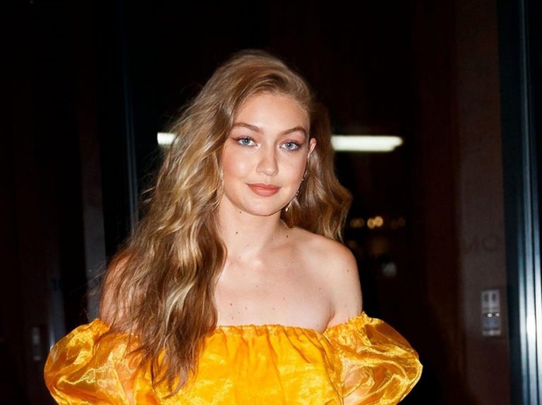 ジジ・ハディッド、存在感を放つラッフルトップス×デニムのコーデがオシャレ