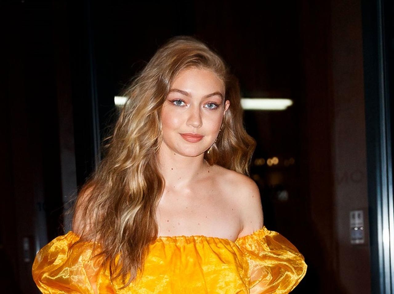 ジジ・ハディッド、存在感を放つラッフルトップス×デニムのコーデがオシャレ