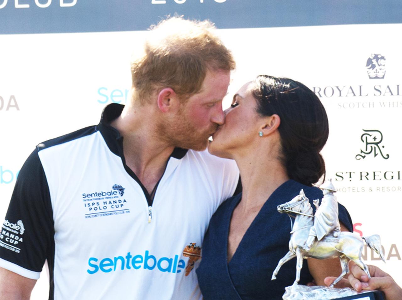 メーガン妃、ヘンリー王子に「ご褒美キス」せがまれる