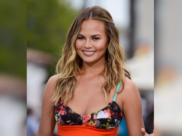 クリッシー・テイゲン、「授乳中」に隠し撮りされて『衝撃のひと言』放つ