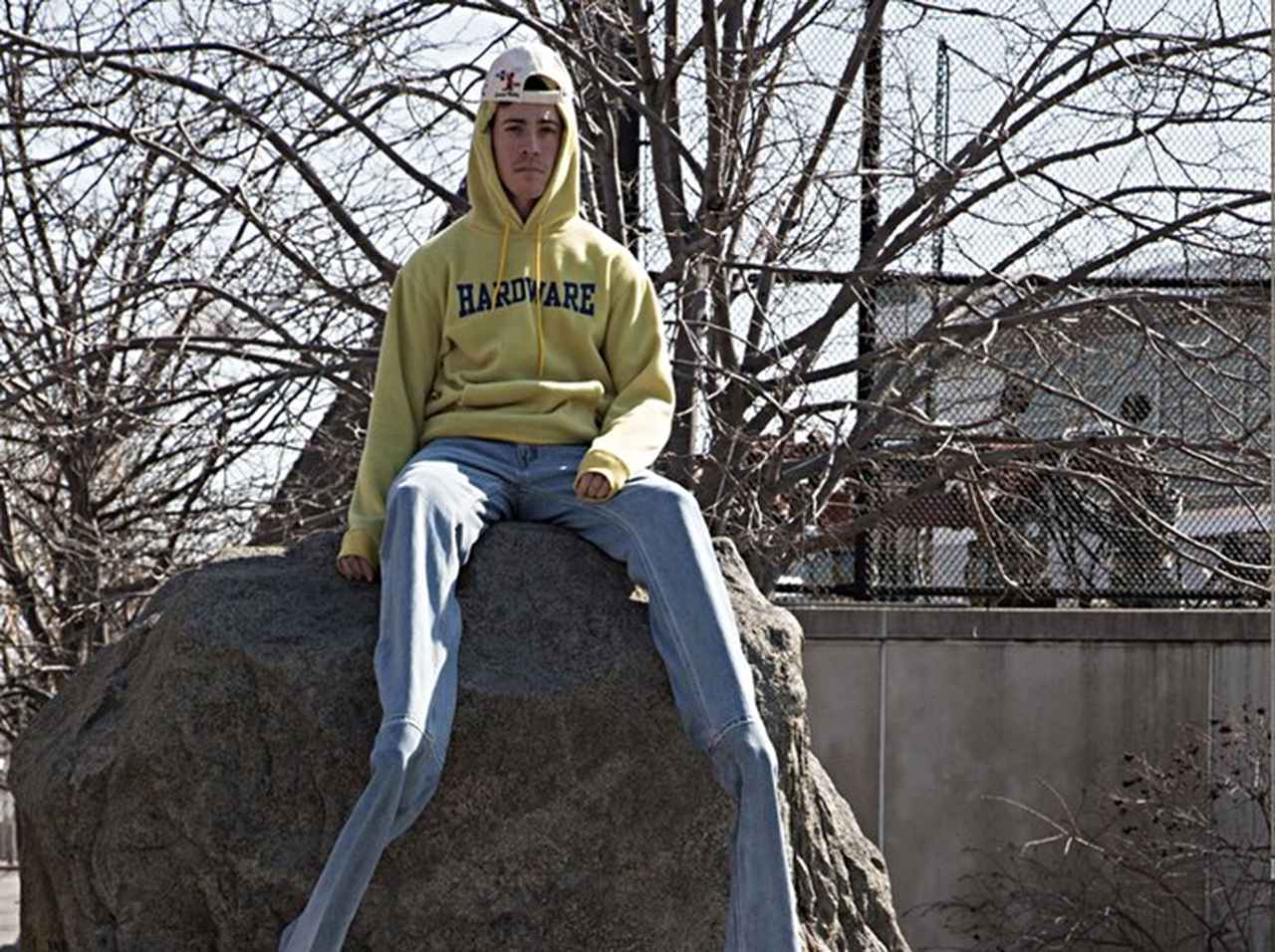 注目ブランドの「変形デニム」はもはや履き方がわからない