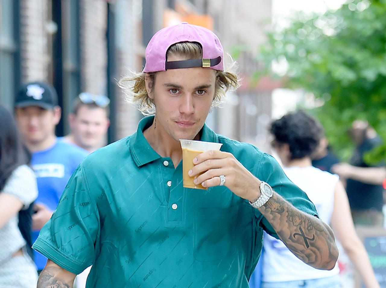 ジャスティン・ビーバーの「婚約指輪」のつけ方が斬新 知られざるその意味とは?