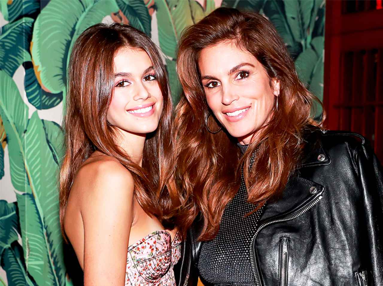 奇跡の16歳美脚モデル、52歳母のセクシー写真に思わず赤面リアクション