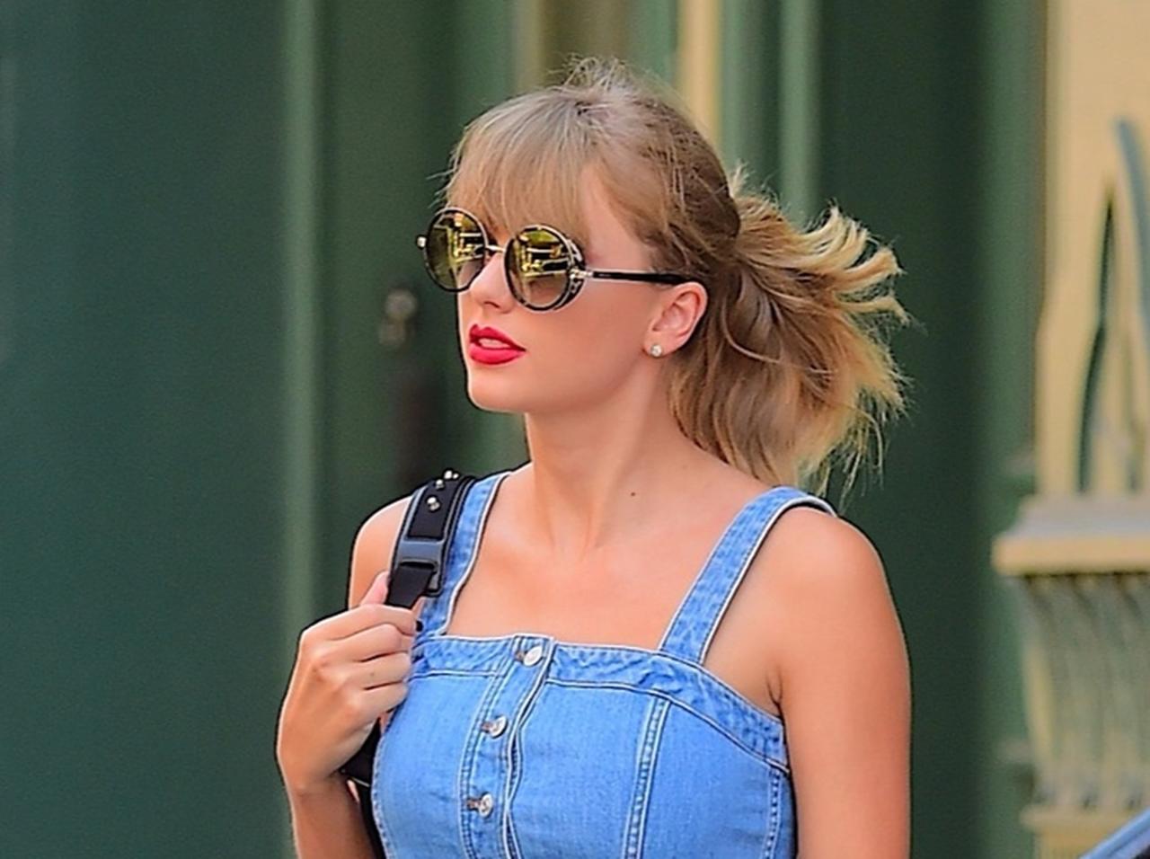 テイラー・スウィフト、7,000円のデニムトップスでお出かけ
