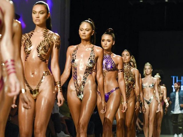 「粘着テープ」で制作された水着コレクションがもはや芸術の域