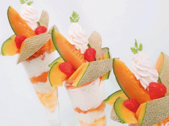 ジョナサンで、北海道産らいでんメロンパフェ、高さ約25cm！