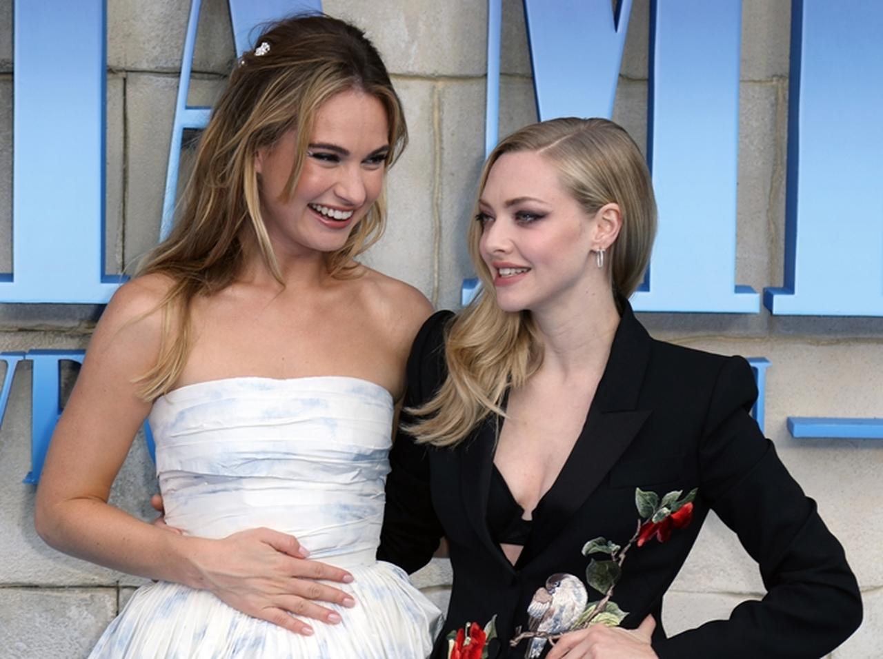 『マンマ・ミーア』プレミアに「奇妙な日本語」のシャツを着た男性が登場