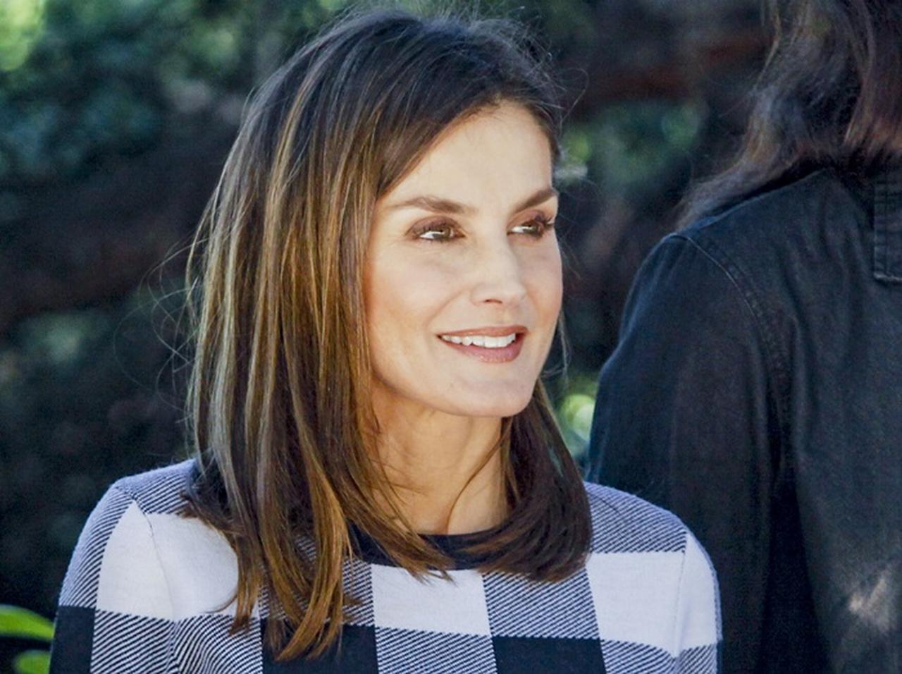 スペイン王室のレティシア王妃、洗練された大人なパンツルックを披露