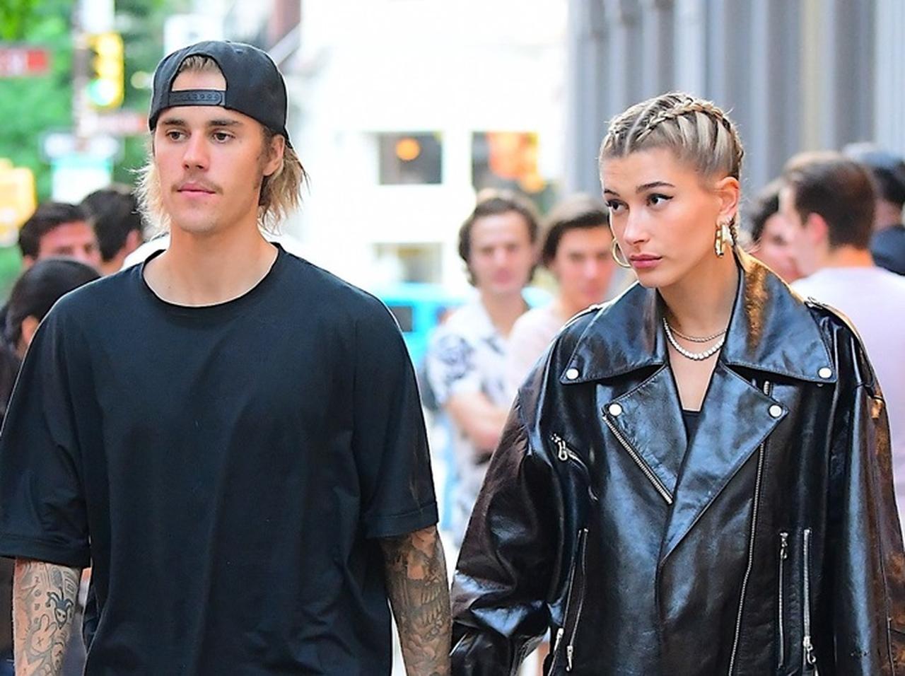 ヘイリー・ボールドウィン、ジャスティン・ビーバーと婚約後に巨大なダイヤの指輪はめて外出