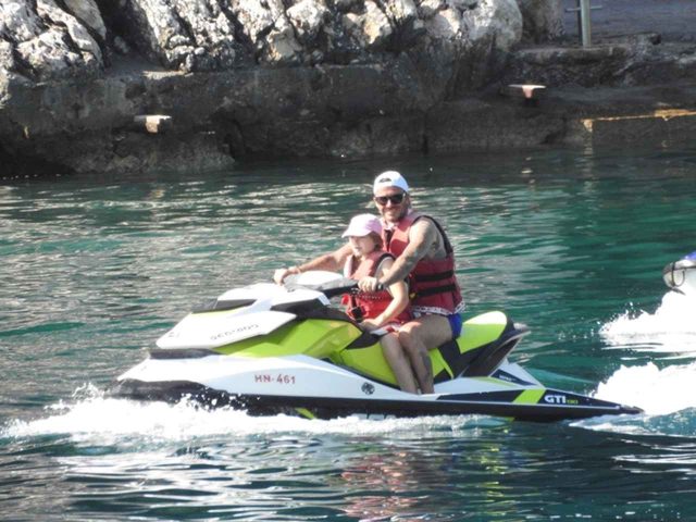 ベッカムファミリーの夏休み、父親デビッドは水上スキーで大はしゃぎ