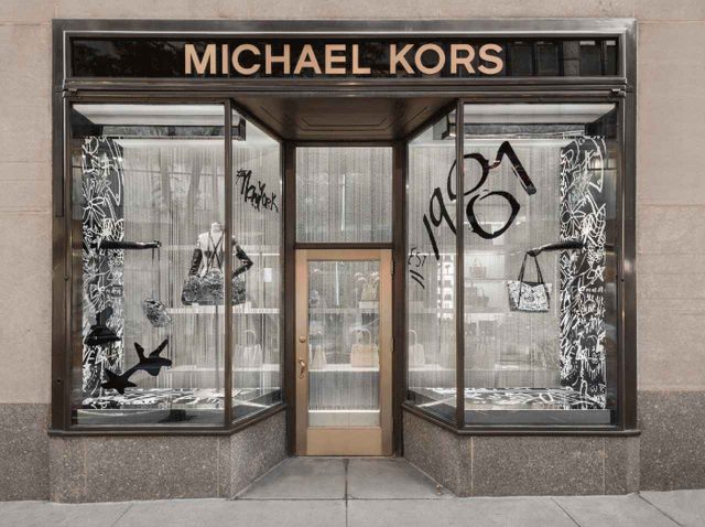 マイケル・コース“グラフィティ・カプセル・コレクション”特別なウィンドウのコラボ