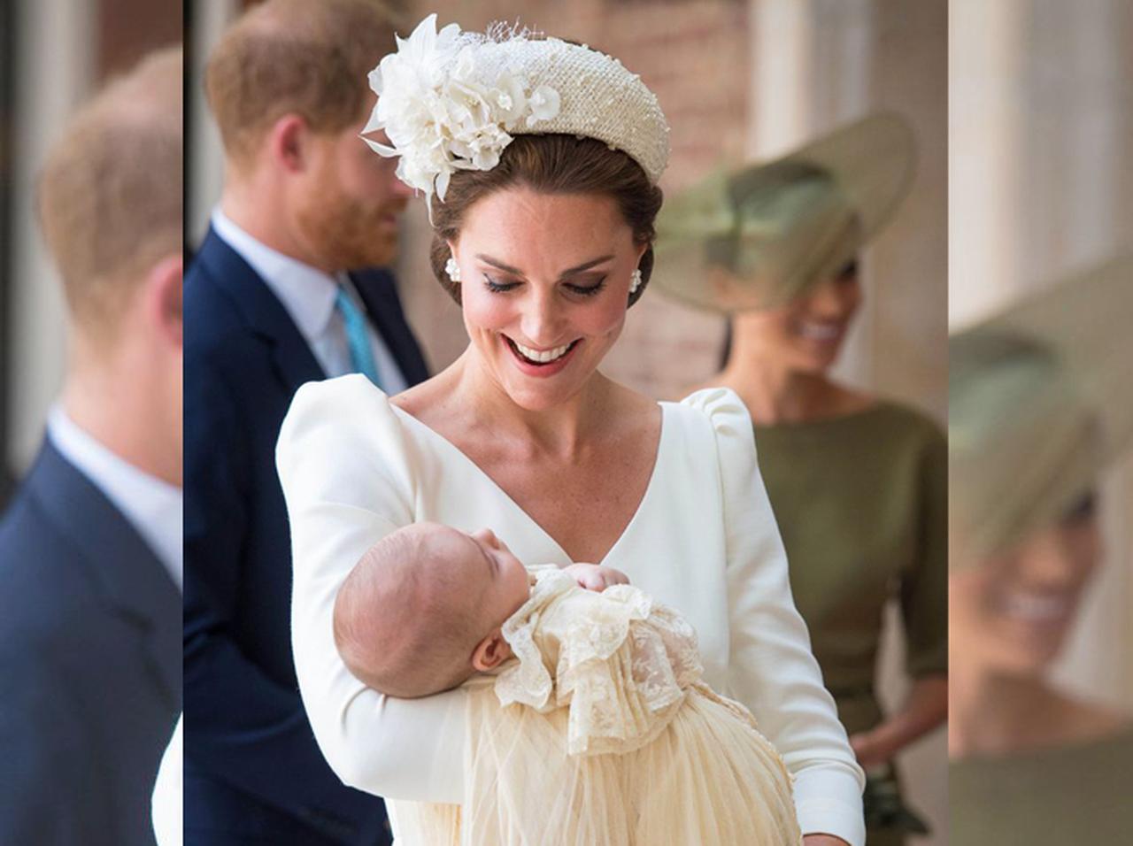 ルイ王子の姿が久々にお目見え!歴史の重み感じる「おさがり」で洗礼式へ