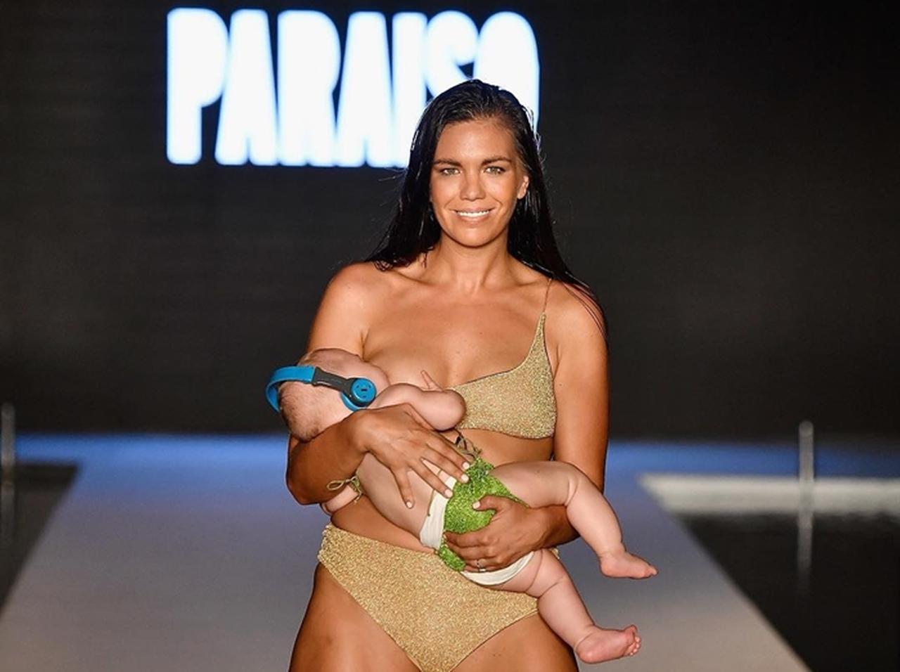 授乳しながらランウェイを歩く驚きの水着モデルが登場