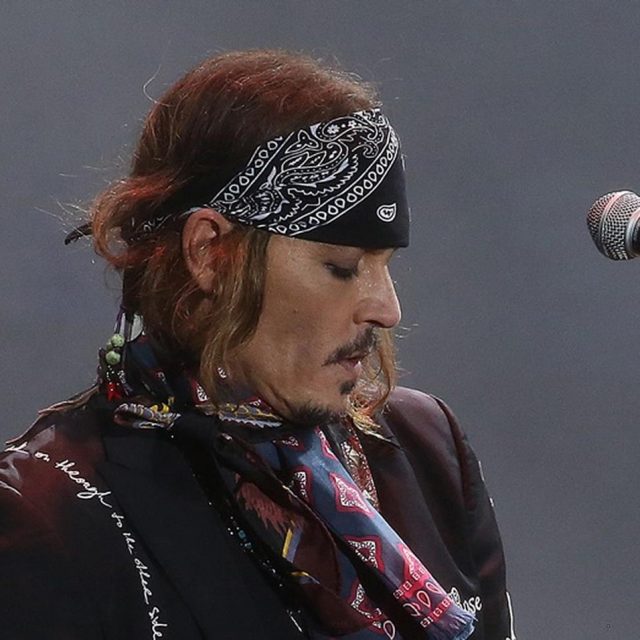 ジョニー・デップの激ヤセ報道から1ヵ月、健康的な姿でステージに登場【写真アリ】