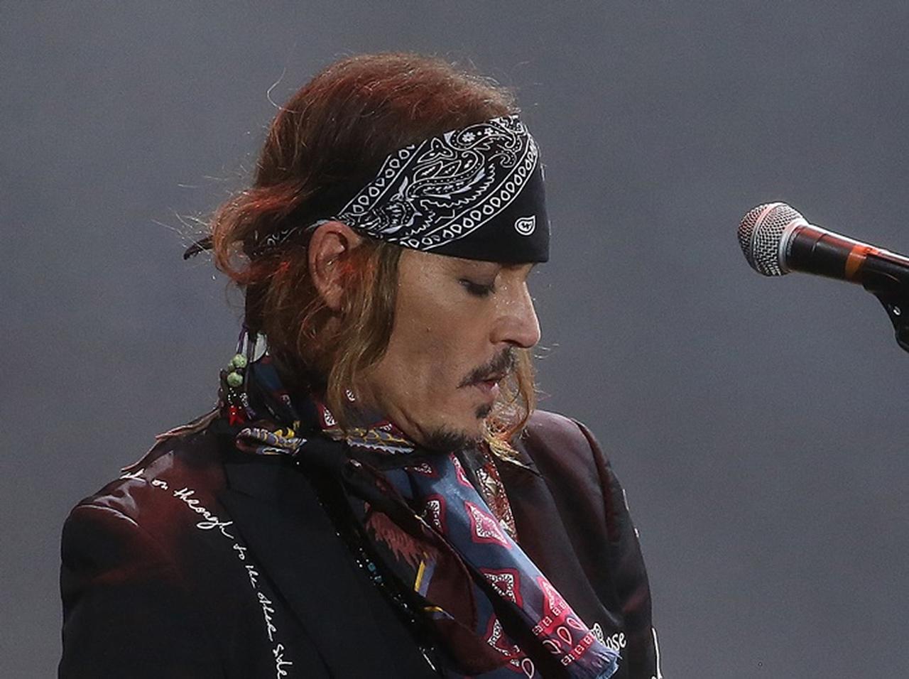 ジョニー・デップの激ヤセ報道から1ヵ月、健康的な姿でステージに登場【写真アリ】