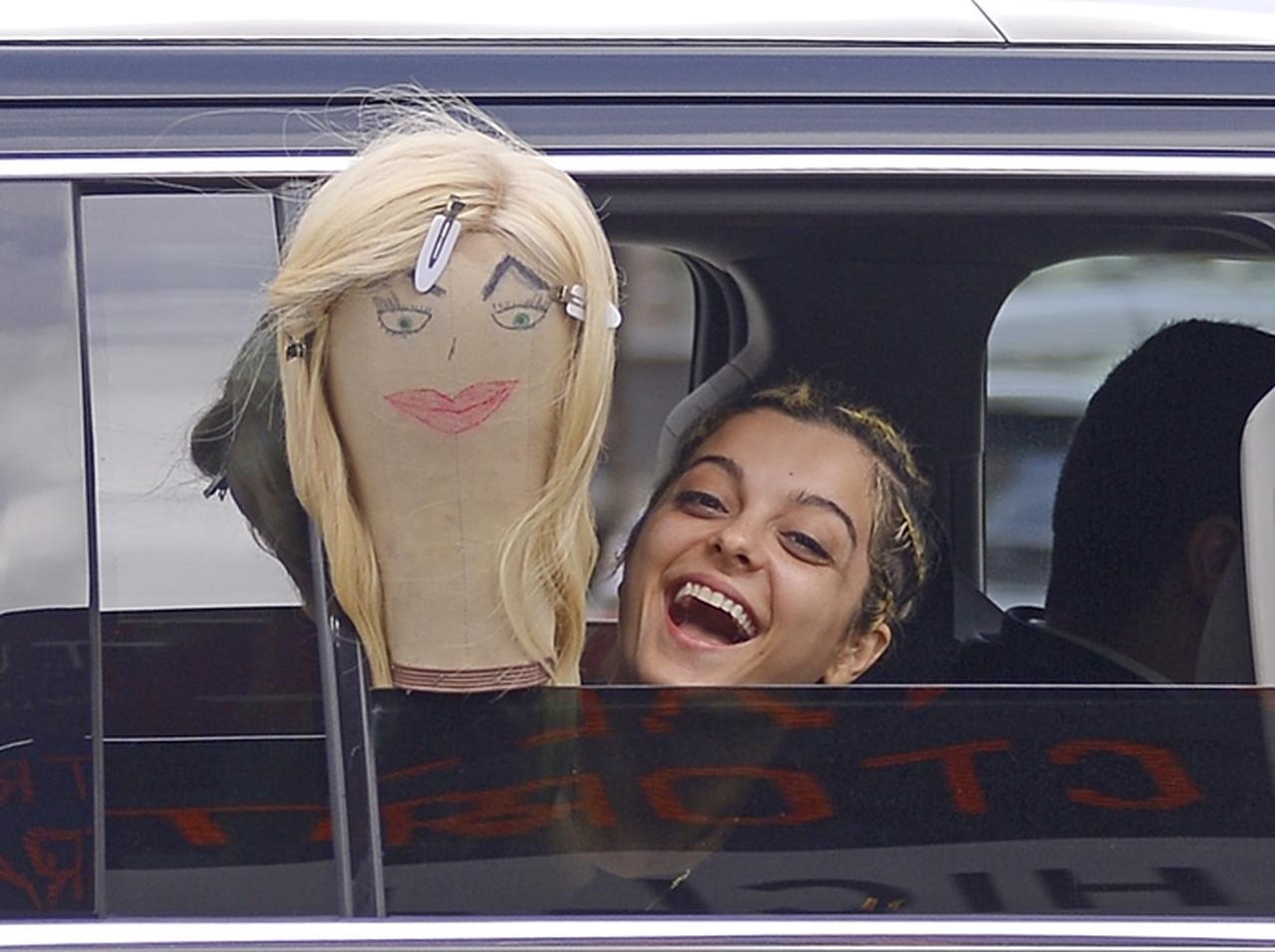 人気シンガー、ウィッグで遊んでいるところをパパラッチされ「逆パパラッチ」