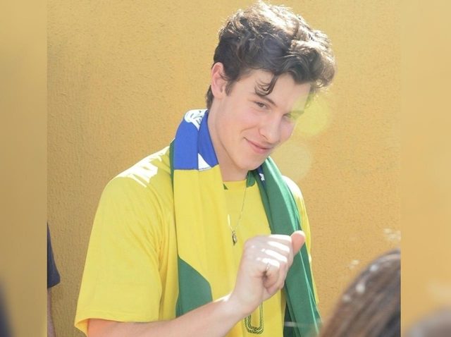 ショーン・メンデス、ブラジルで地元ファンと一緒にサッカーW杯を観戦