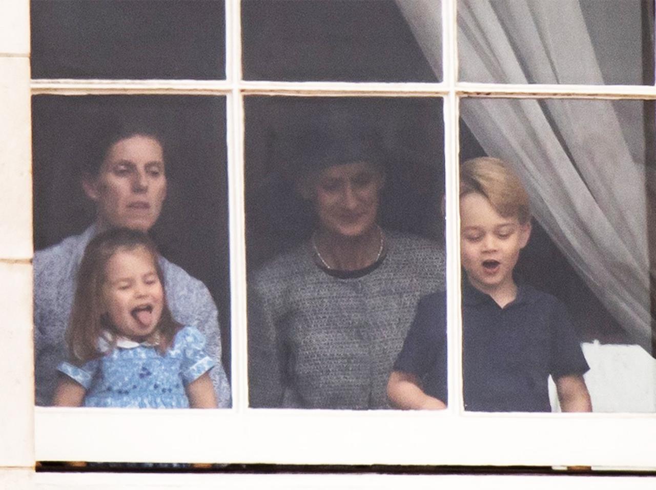 ジョージ王子＆シャーロット王女、宮殿の窓から群衆に「大サービス」