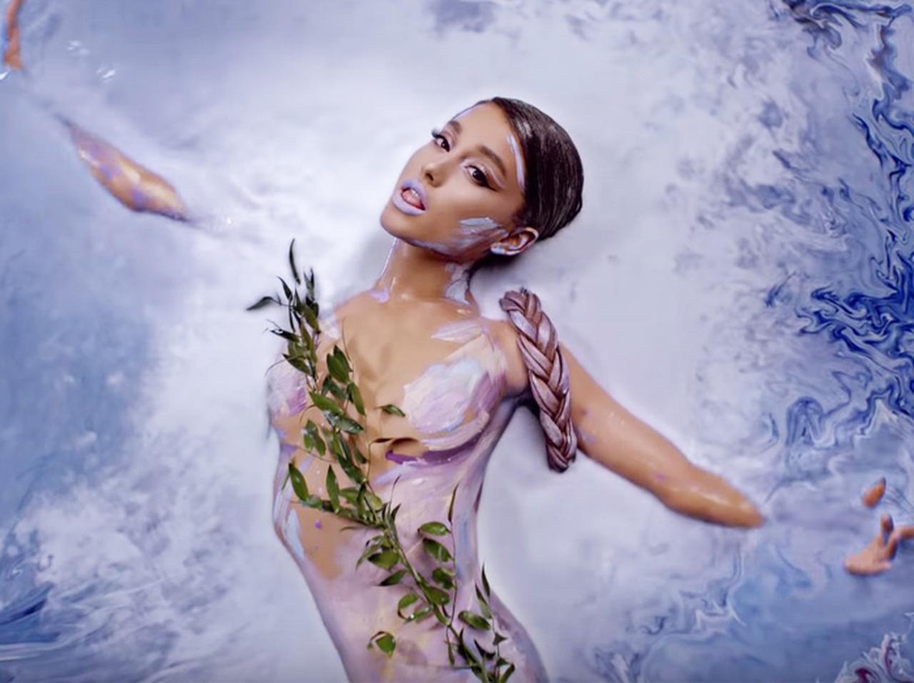 アリアナ・グランデが「神は女」と歌う謎だらけの新曲MVを徹底解説！