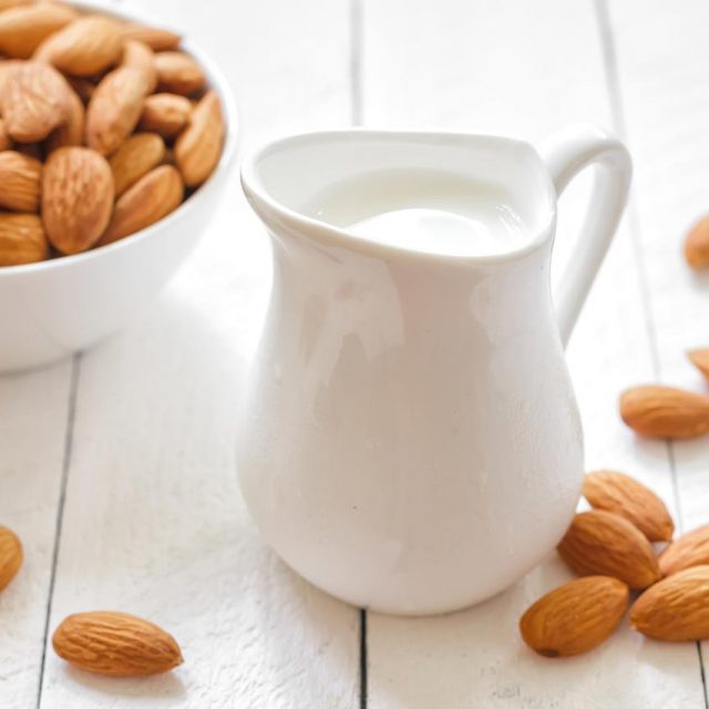 アーモンドミルクの名称に危機か、乳を出さないから「ミルク」と呼ぶのはNGと米政府