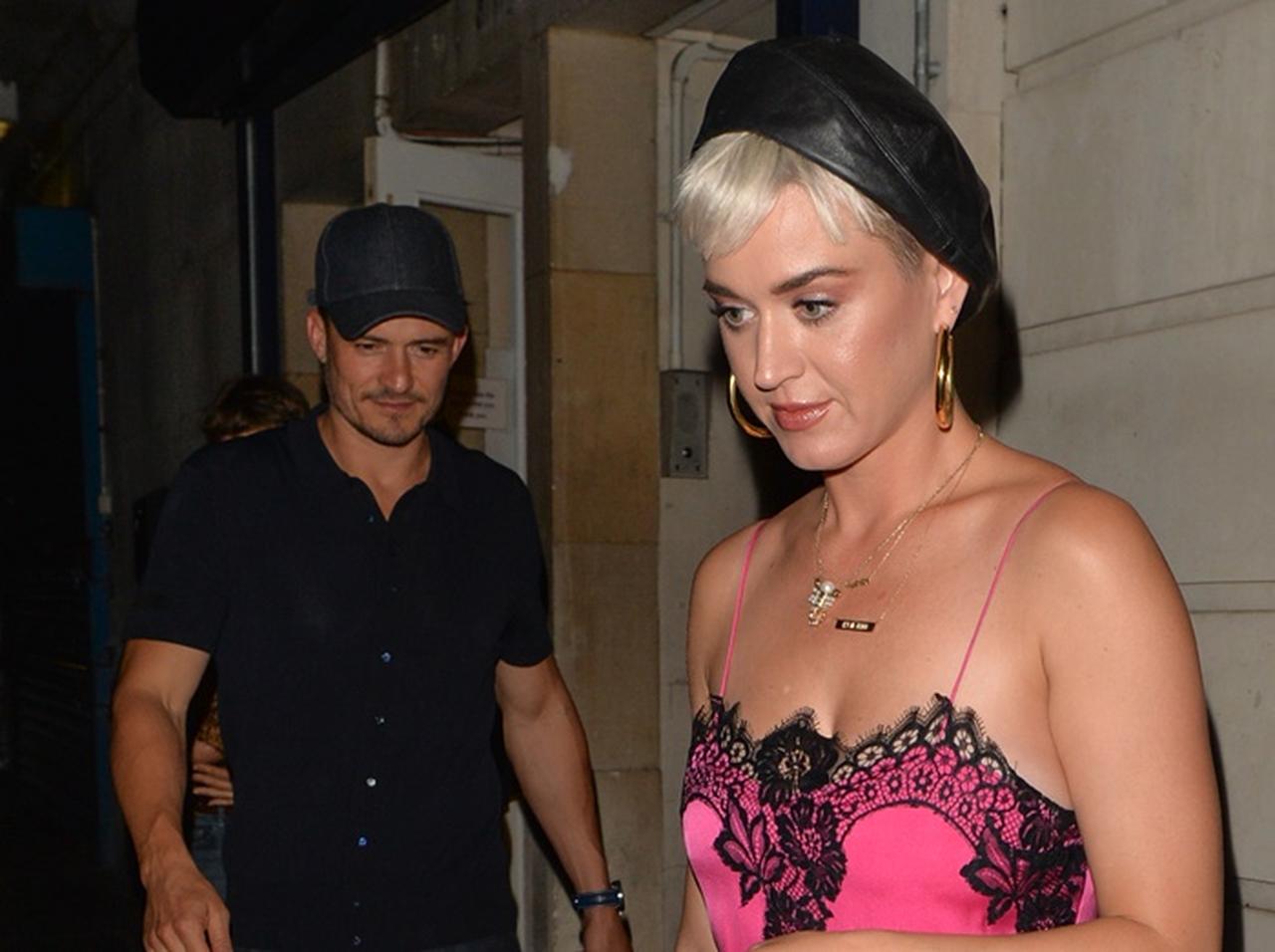 オーランド・ブルーム&ケイティ・ペリーが「手つなぎデート」【写真アリ】