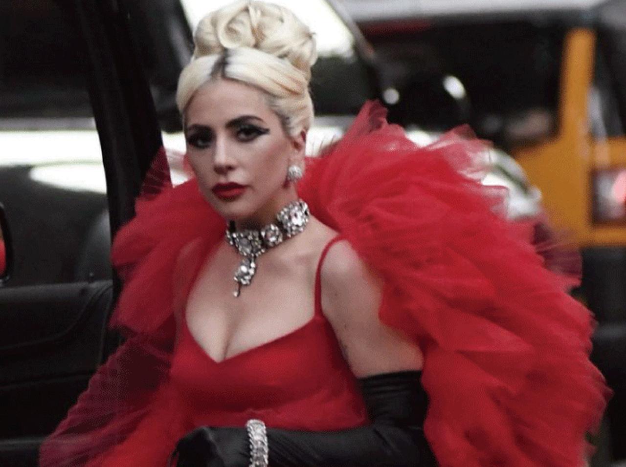 レディー・ガガが外で撮影する時、何人のスタッフが現場に行くでしょう？